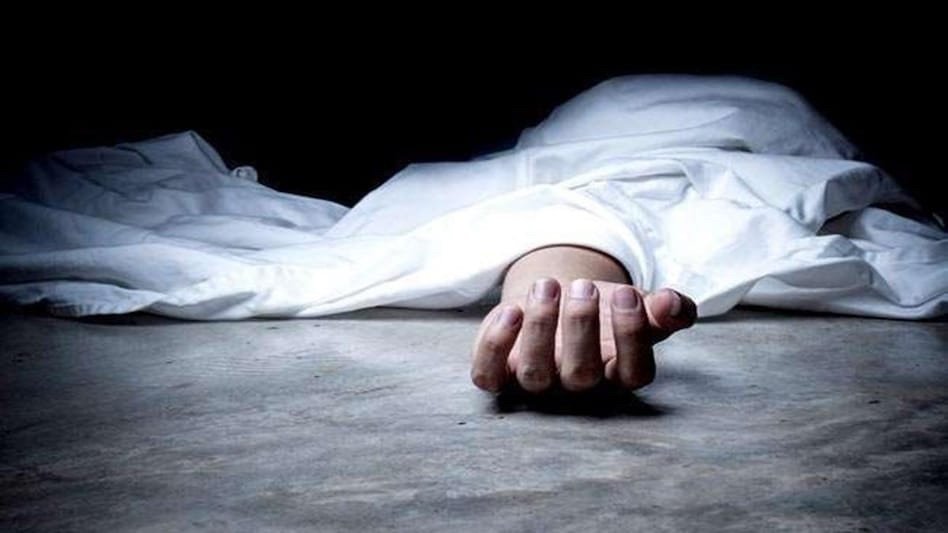 तेज रफ्तार कार ट्रक से टकराई, युवक की मौ’त; तीन गंभीर