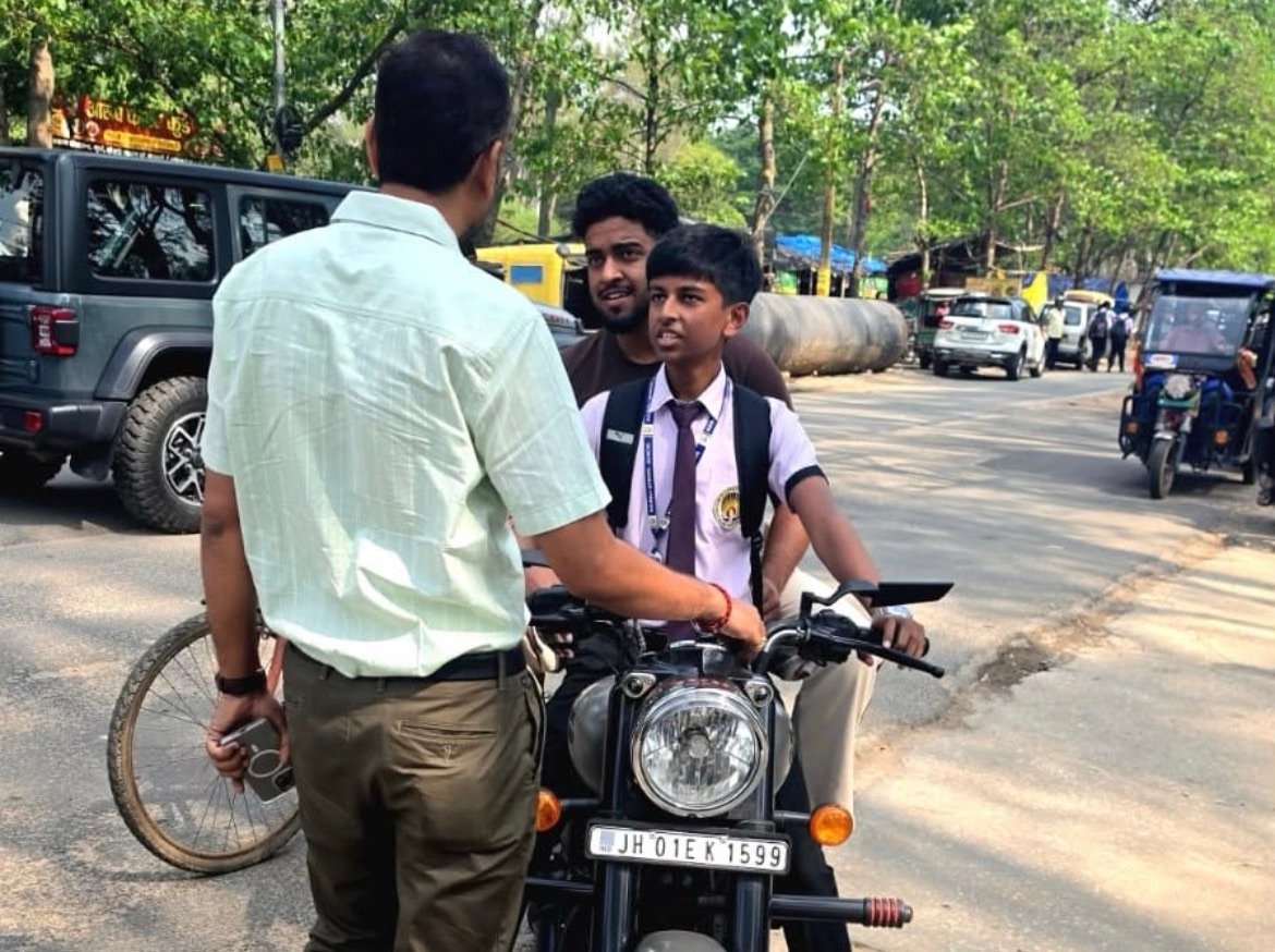 डीपीएस, केराली समेत कई स्कूलों के बाहर प्रशासन ने चलाया जाँच अभियान