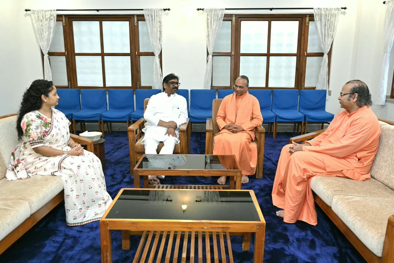 हेमन्त सोरेन पहुंचे योगदा सत्संग आश्रम, ध्यान मंदिर का किया परिभ्रमण, स्वामीजी से की मुलाकात
