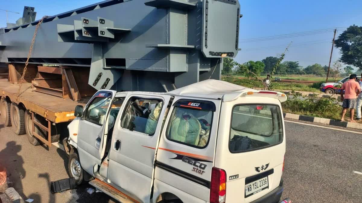 बेड़ो में सड़क हादसा: चलते ट्रेलर में पीछे से घुसी कार, चालक की मौत, दूसरा गंभीर