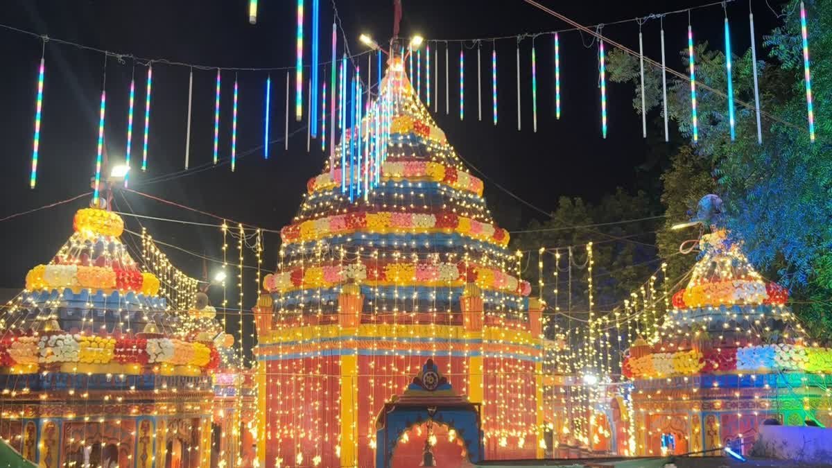 मां छिन्नमस्तिका मंदिर में भव्य सजावट का अलौकिक छटा देख मंत्रमुग्ध हो रहे श्रद्धालु
