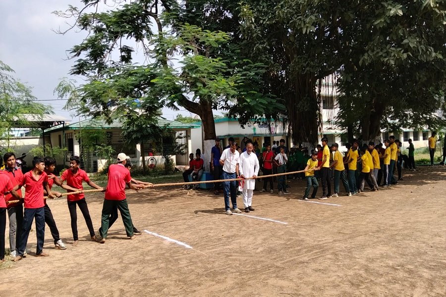 पाकुड़ के स्कूल में अनोखी पहल, तिथि भोज के साथ खेल-कूद और मनोरंजन से खिले बच्चों के चेहरे