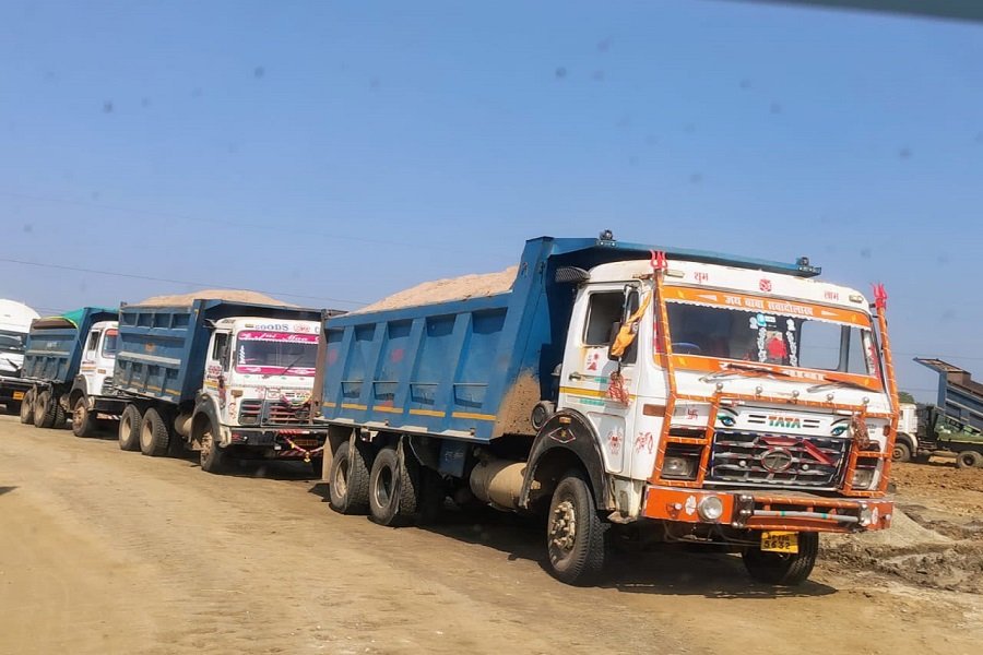 नीमडीह में अवैध बालू के खिलाफ कार्रवाई, 6 हाईवा जब्त