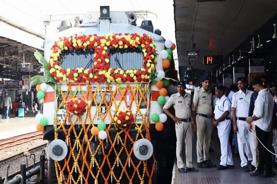 टाटानगर से जयपुर के लिए सीधी ट्रेन शुरू, सांसद विद्युत महतो ने दिखाई हरी झंडी
