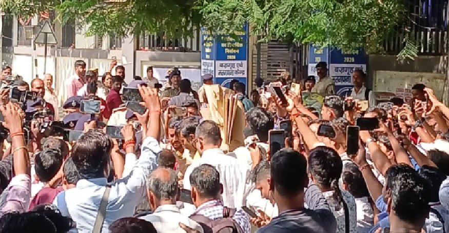 पटना के मतगणना केंद्र पर हंगामा, सरकारी कागजात छीनने की कोशिश