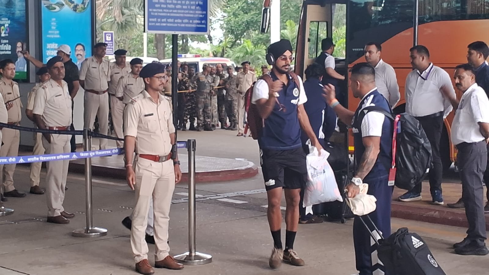 रांची से इंदौर रवाना हुईं भारत-वेस्टइंडीज की टीमें, एयरपोर्ट पर उमड़ी फैंस की भीड़