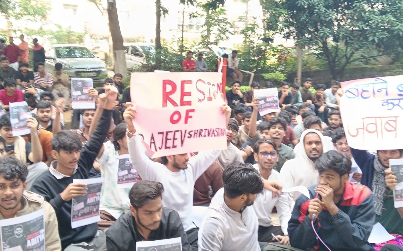 ट्रपल आईटी रांची में छात्र की मौत के बाद हंगामा रातभर धरने पर बैठे विद्यार्थी, रोड को किया जाम
